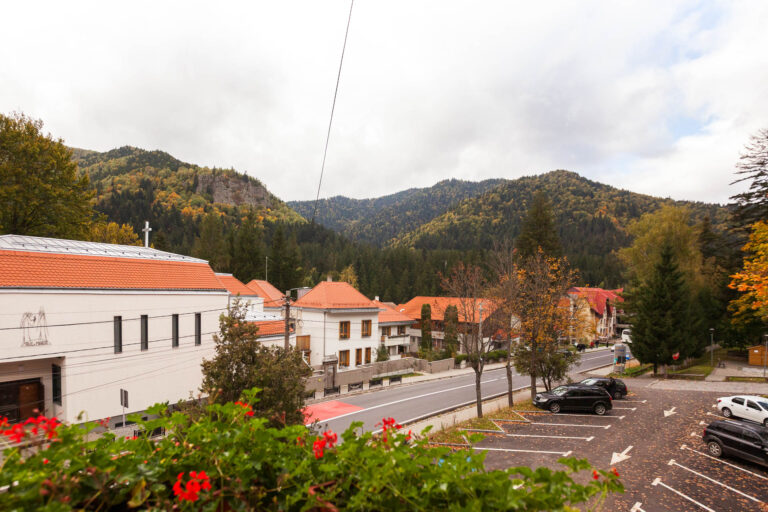 Vedere de la balconul Pensiunii Ritz din Băile Tușnad, cu munți și natură