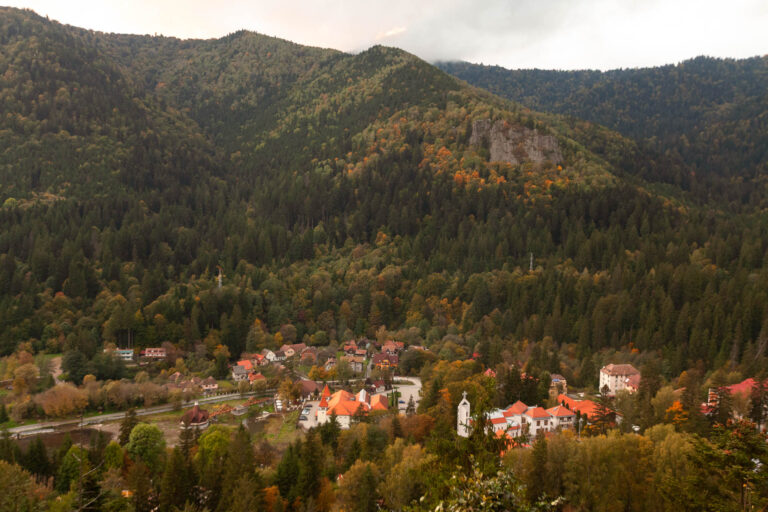 Panoramă Băile Tușnad – cazare Băile Tușnad în inima Munților Transilvaniei, peisaj montan spectaculos